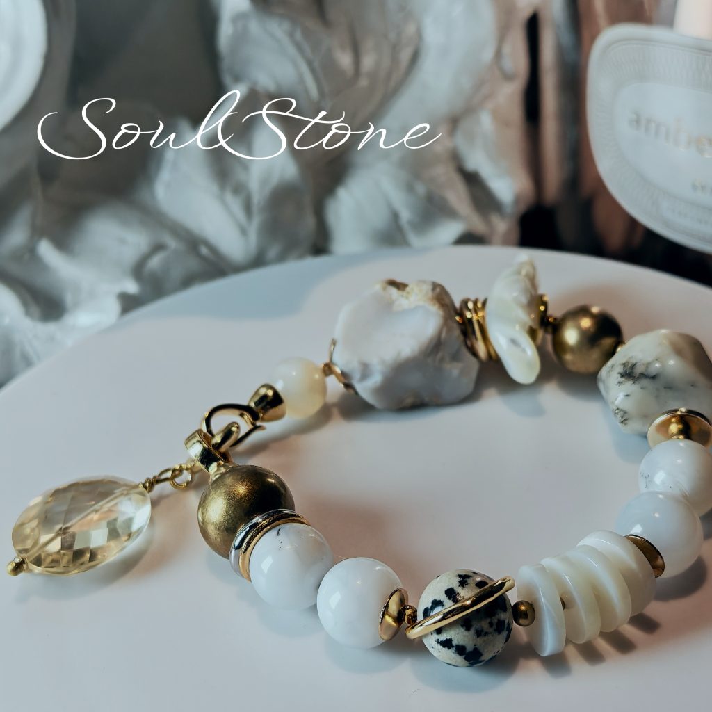 Браслет из натурального казалонга, перламутра, и латуни