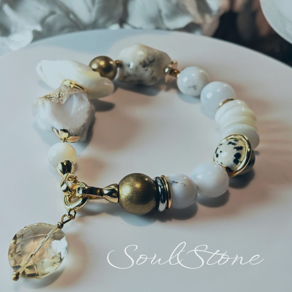 Браслет из натурального казалонга, перламутра, и латуни