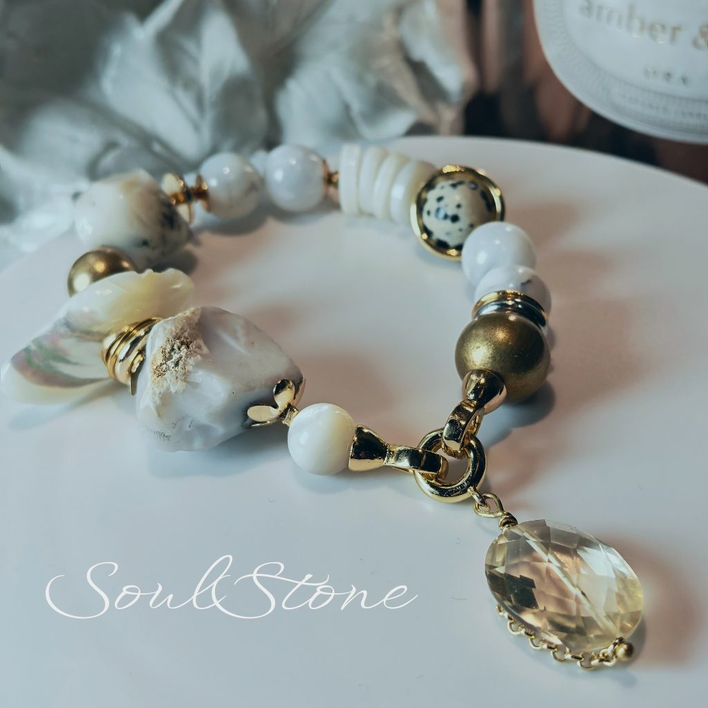 Браслет из натурального казалонга, перламутра, и латуни