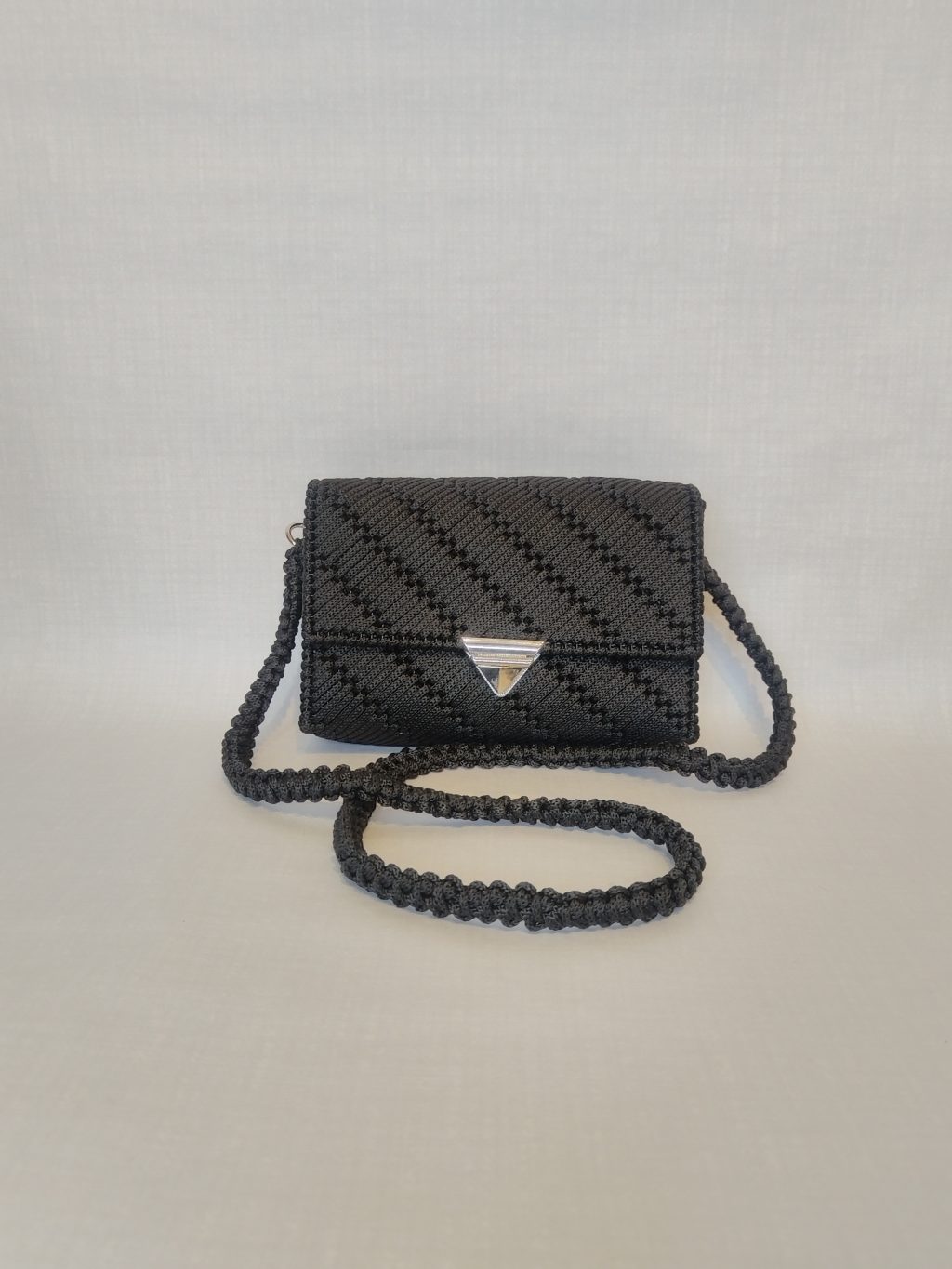 Плетеная сумка из шнура на канве