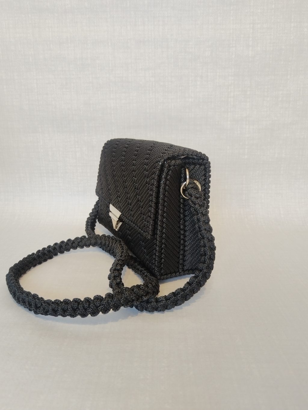 Плетеная сумка из шнура на канве