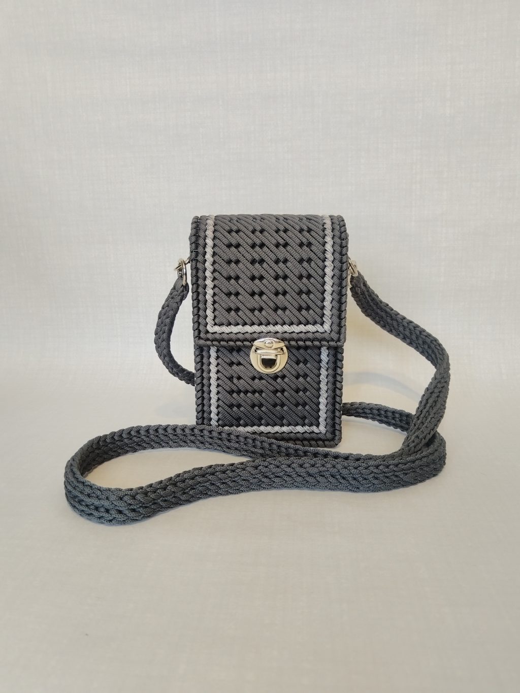 Плетеная сумка из шнура на канве