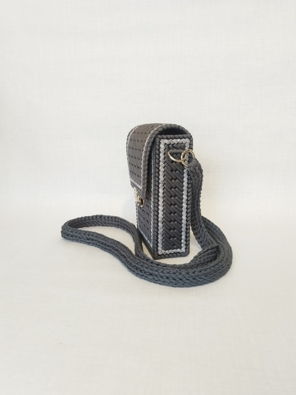 Плетеная сумка из шнура на канве