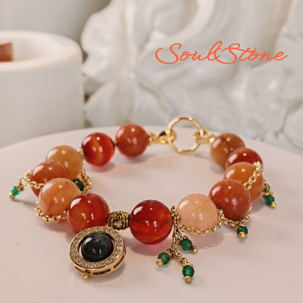 Браслет с персиковым авантюрином, сердоликом и изумрудом