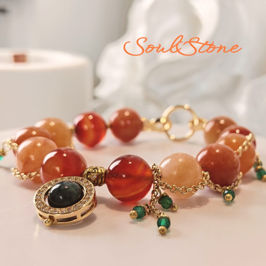 Браслет с персиковым авантюрином, сердоликом и изумрудом