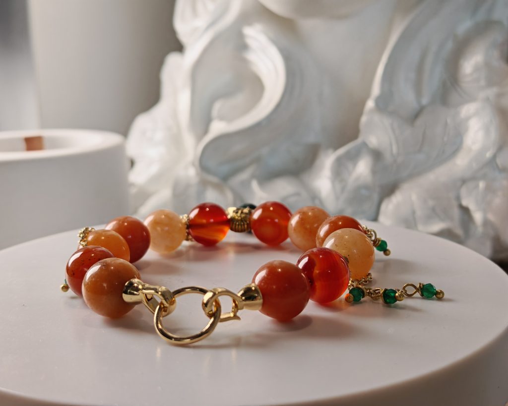 Браслет с персиковым авантюрином, сердоликом и изумрудом