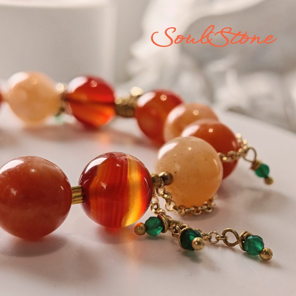 Браслет с персиковым авантюрином, сердоликом и изумрудом