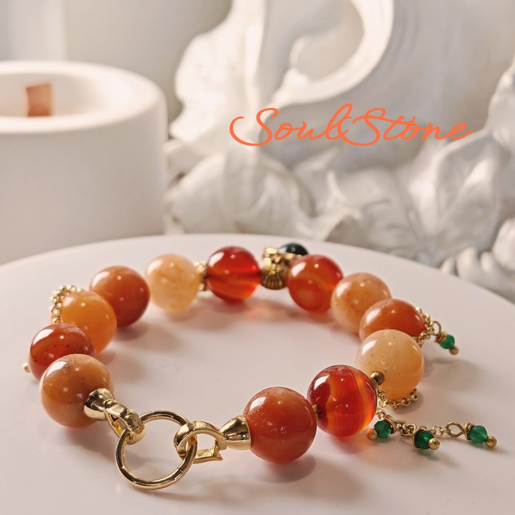 Браслет с персиковым авантюрином, сердоликом и изумрудом