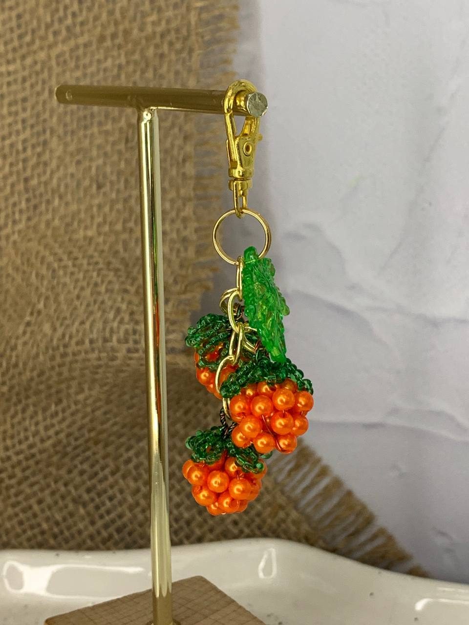 Брелок из бусин и бисера «Морошка»