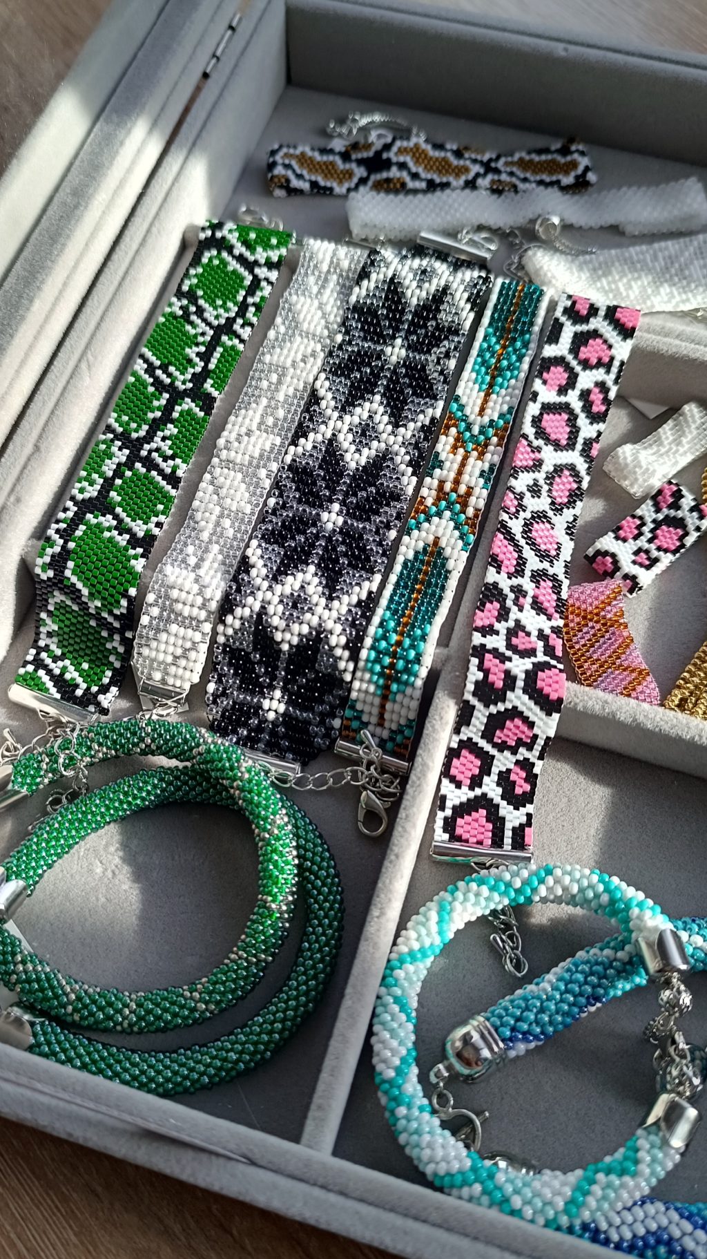 Браслет золотой из бисера