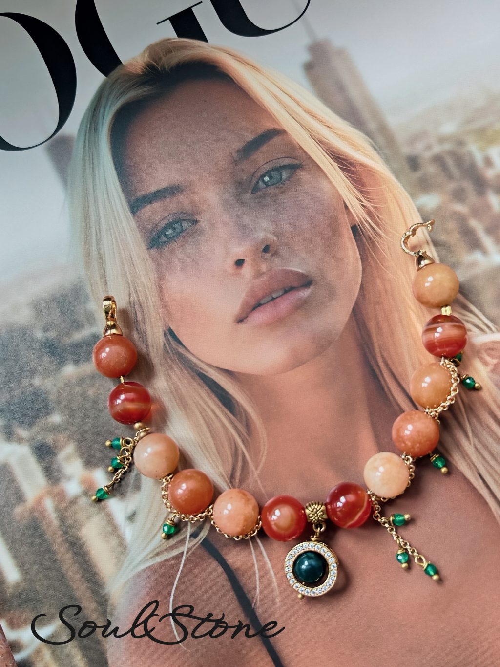 Браслет с персиковым авантюрином, сердоликом и изумрудом