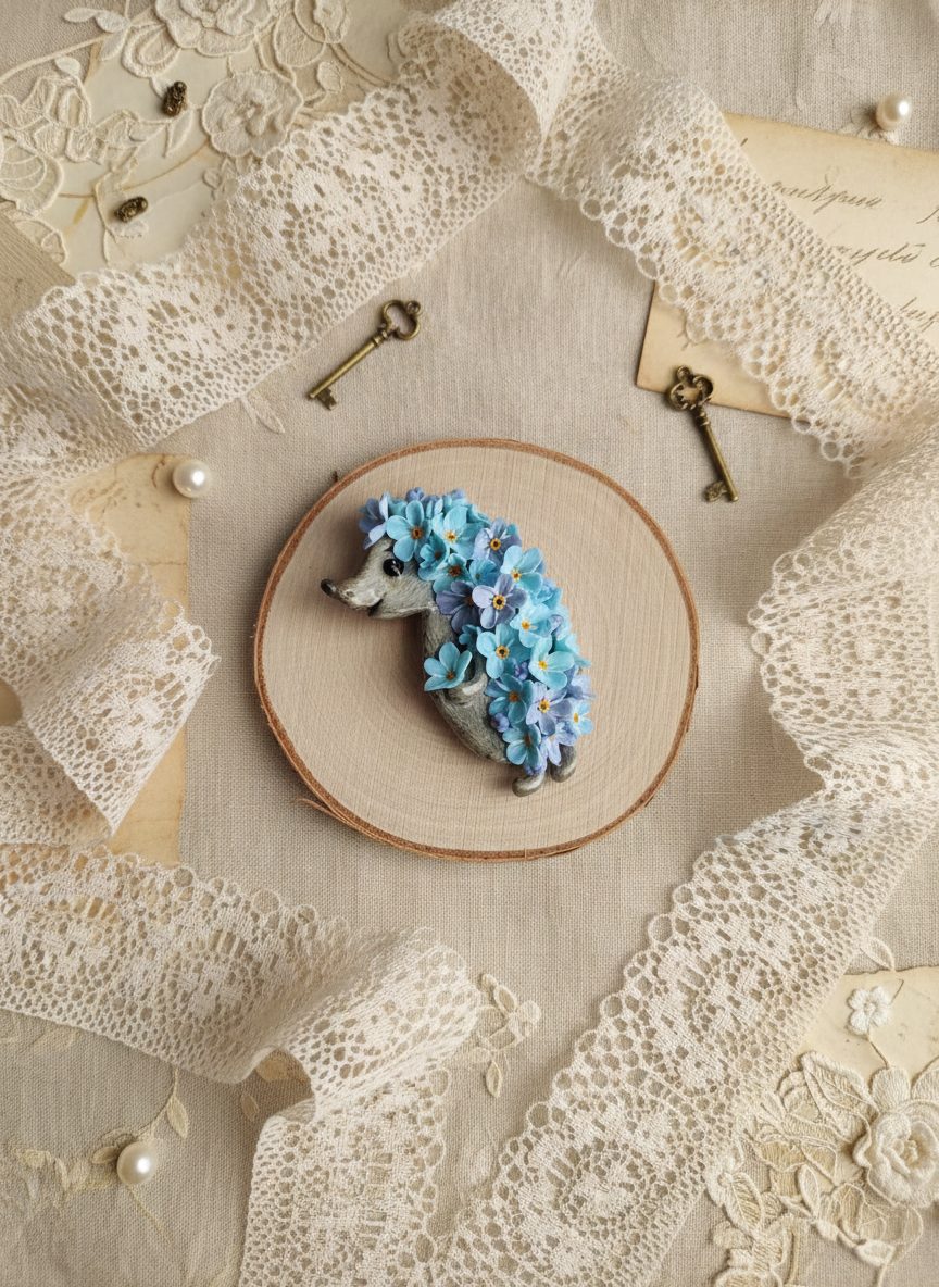 Брошь «Ёжик в незабудках»