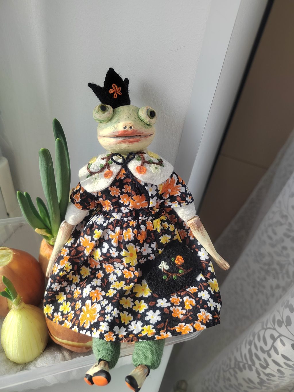 Интерьерная лягушка