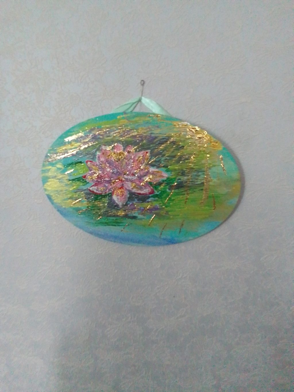 Лотос под золотыми лучами