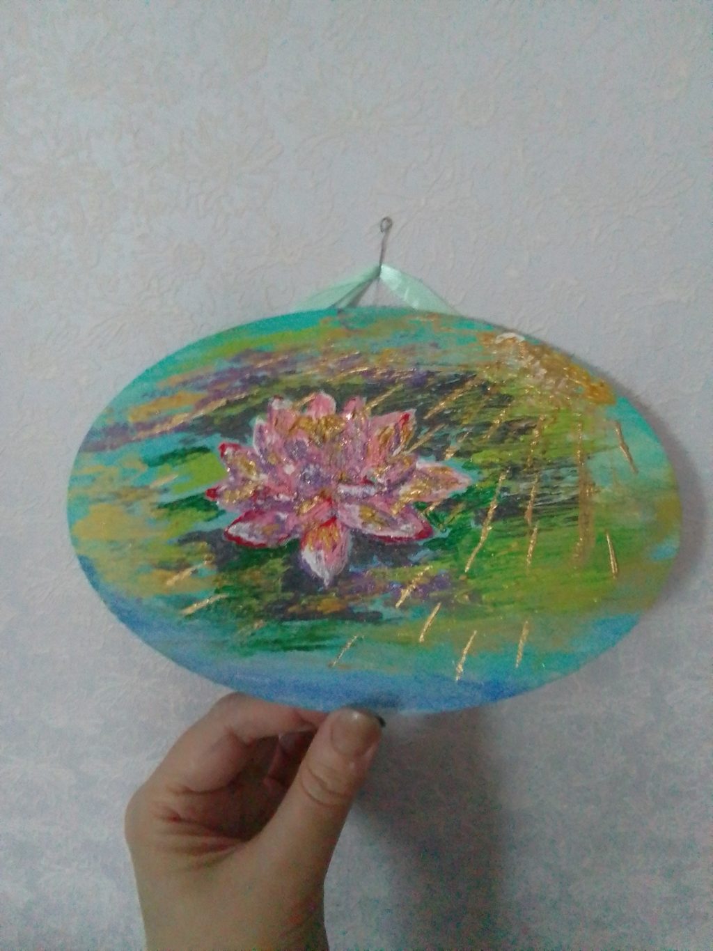 Лотос под золотыми лучами