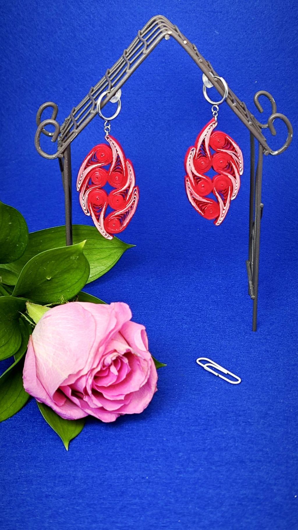 Серьги квиллинг-графика бордо-белые.