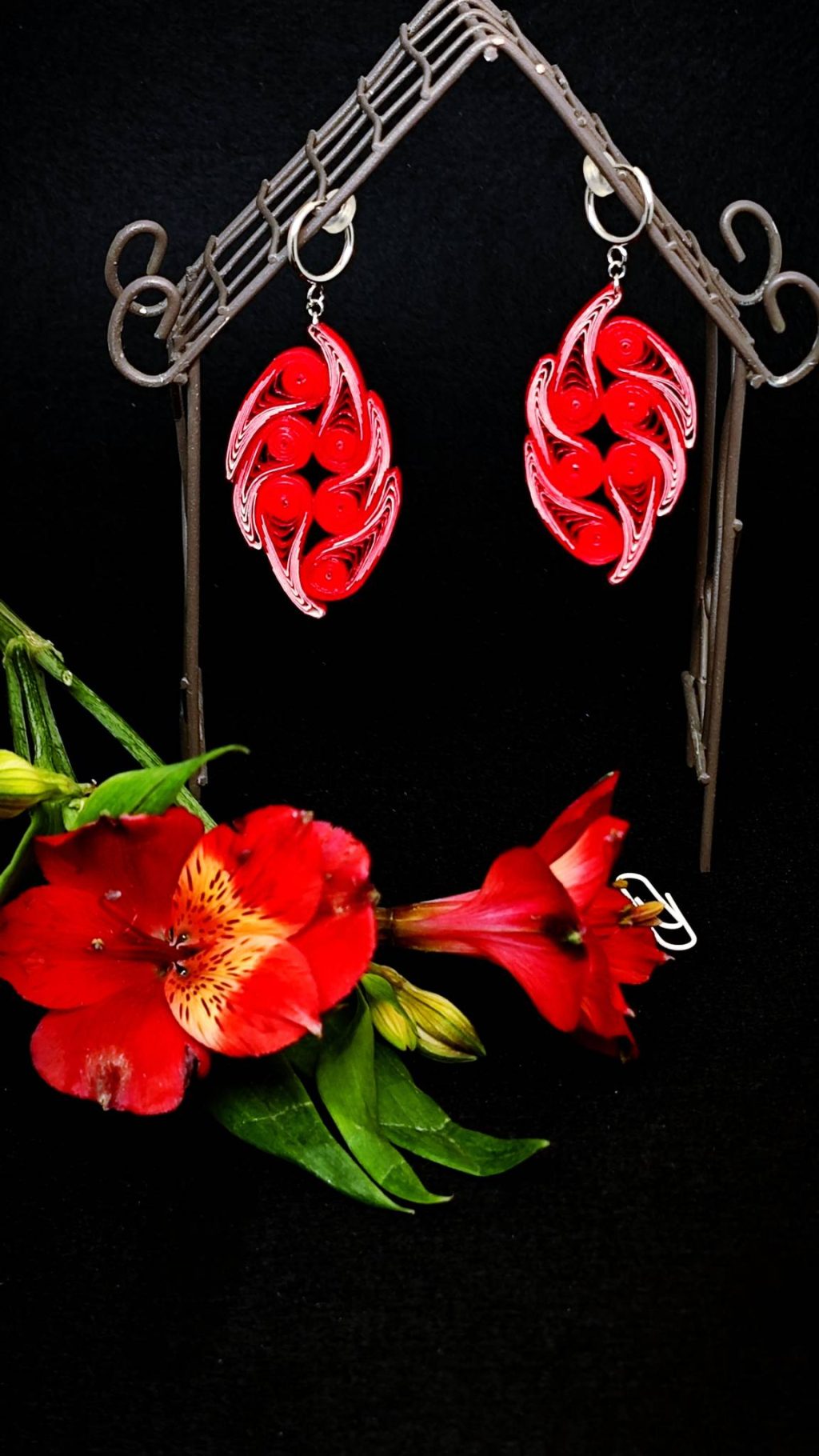 Серьги квиллинг-графика бордо-белые.