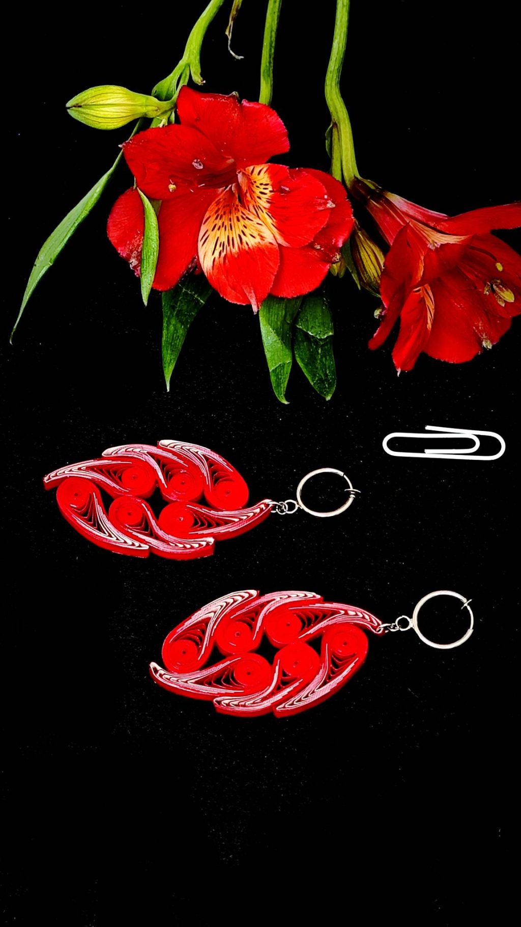 Серьги квиллинг-графика бордо-белые.