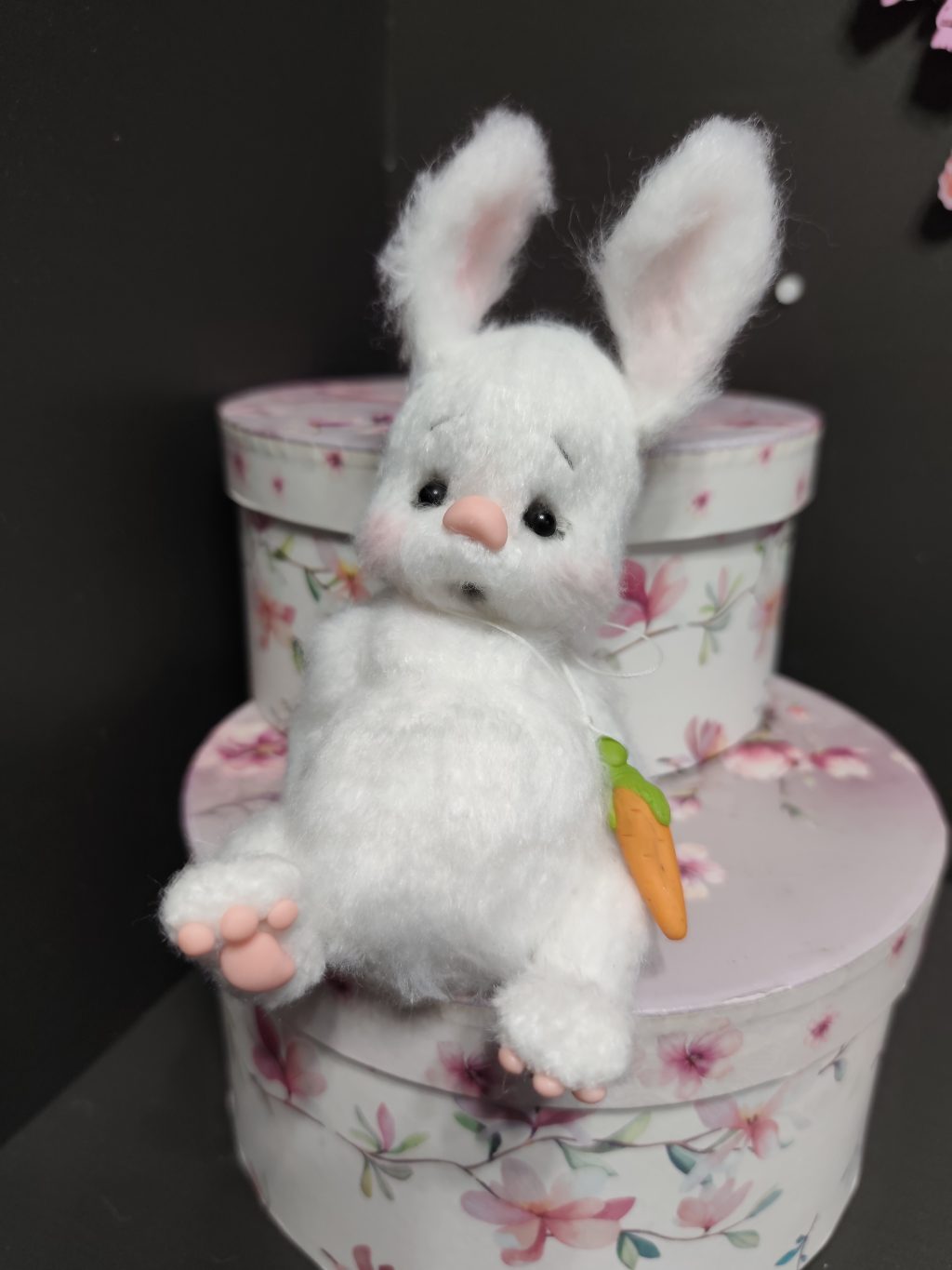 Вязанная игрушка зайка