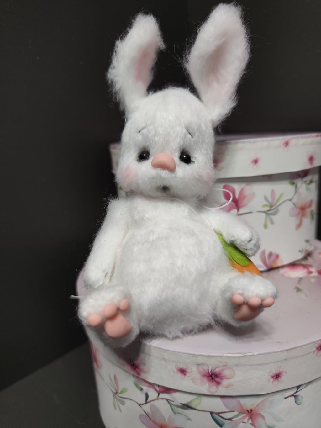 Вязанная игрушка зайка