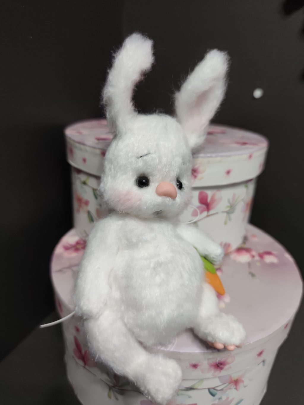 Вязанная игрушка зайка