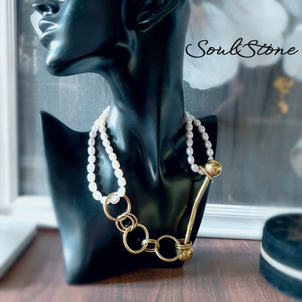 Колье из натурального жемчуга с латунью