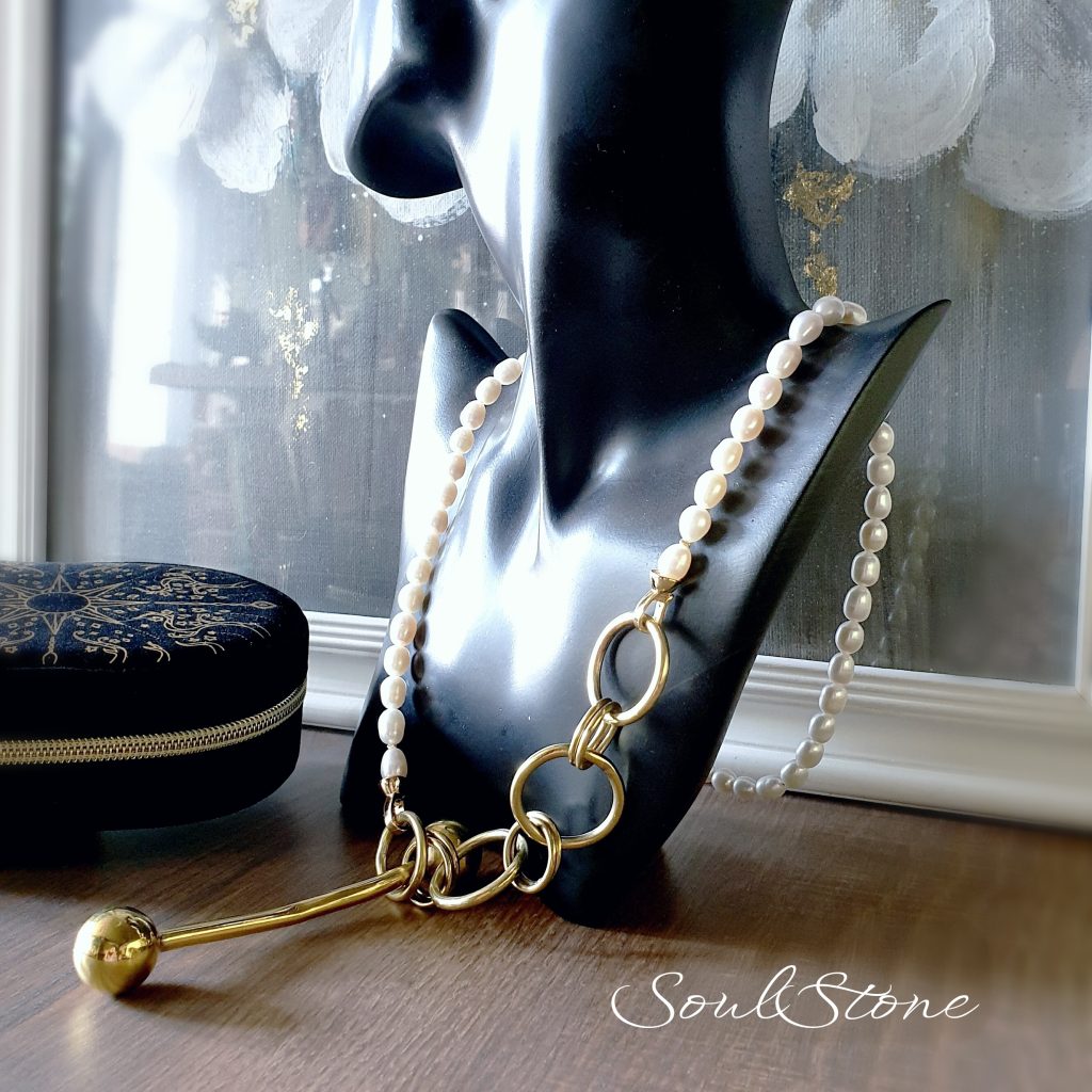 Колье из натурального жемчуга с латунью