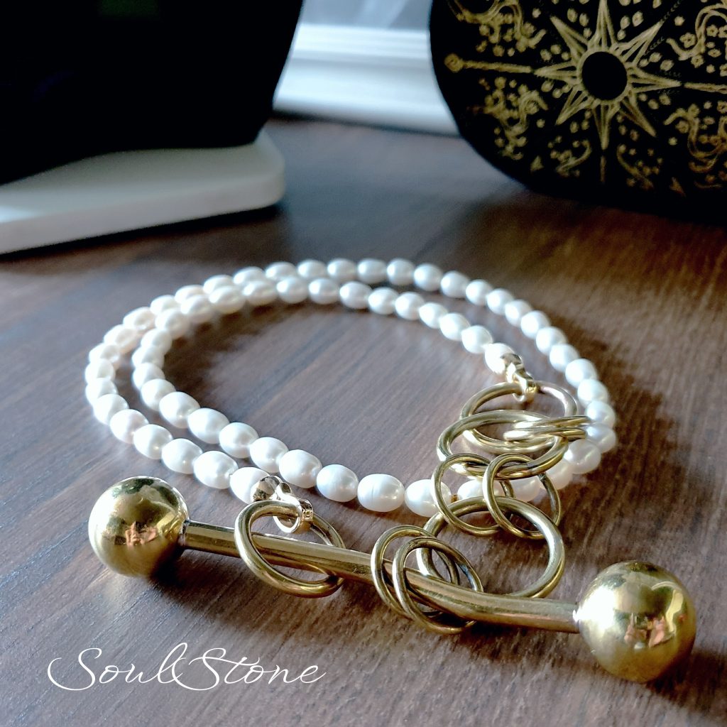 Колье из натурального жемчуга с латунью