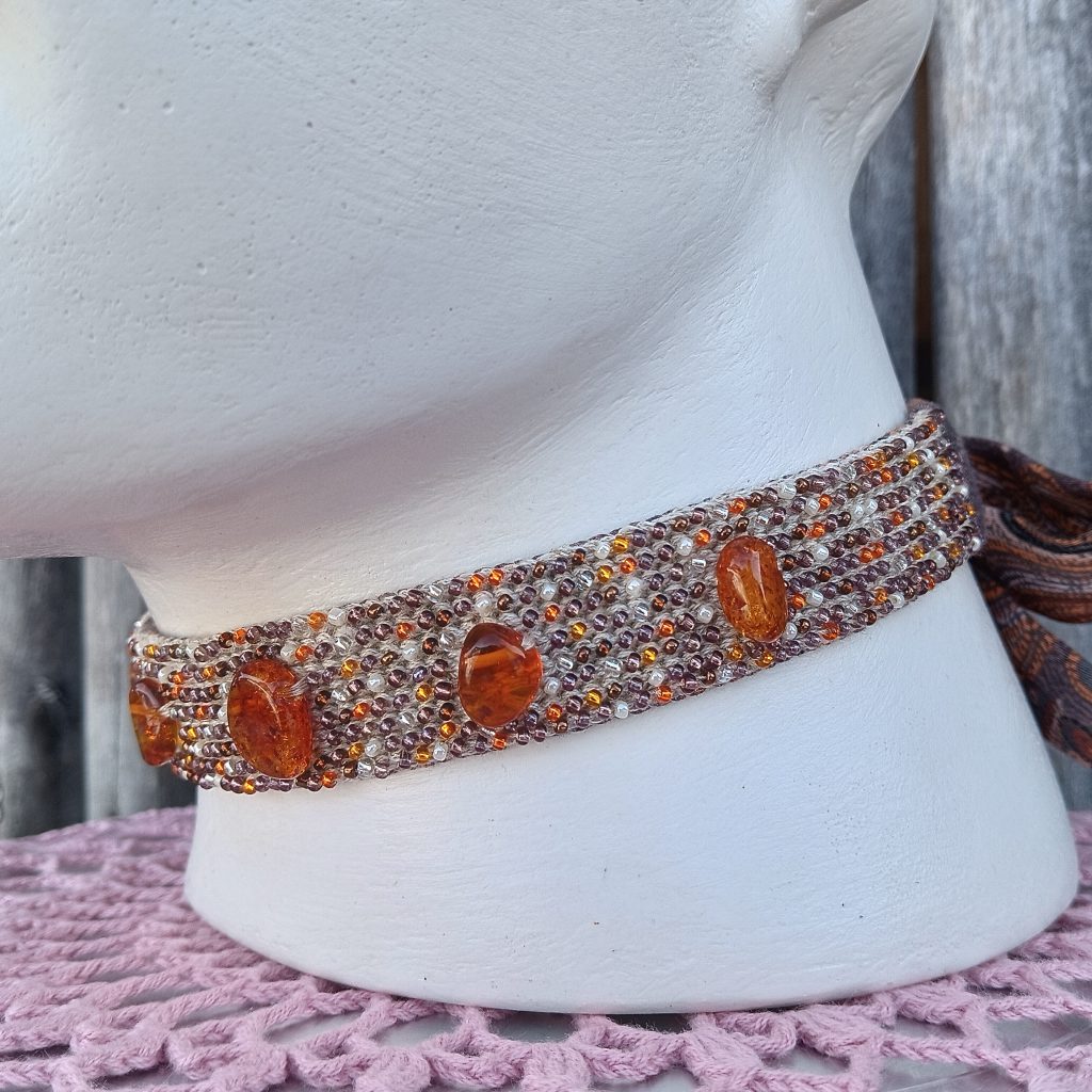 Чокер с янтарем