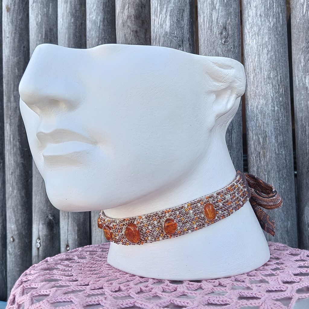 Чокер с янтарем