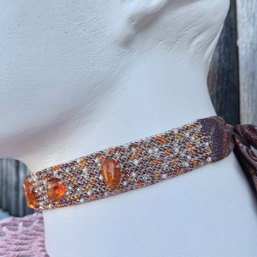 Чокер с янтарем