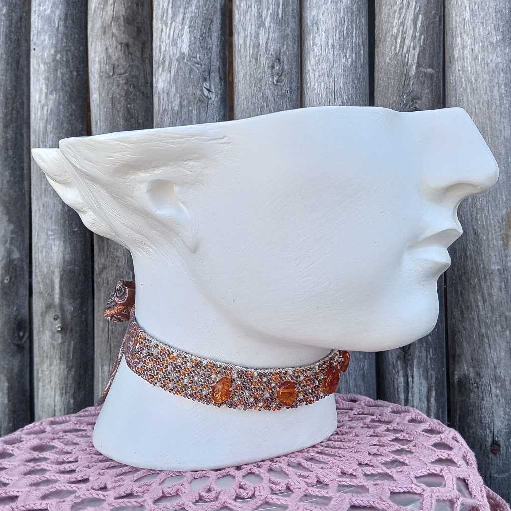 Чокер с янтарем