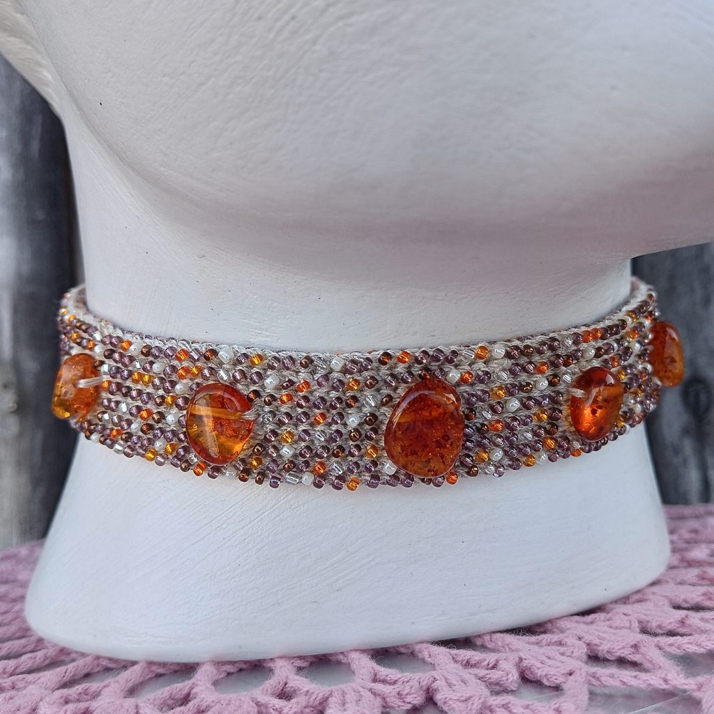 Чокер с янтарем