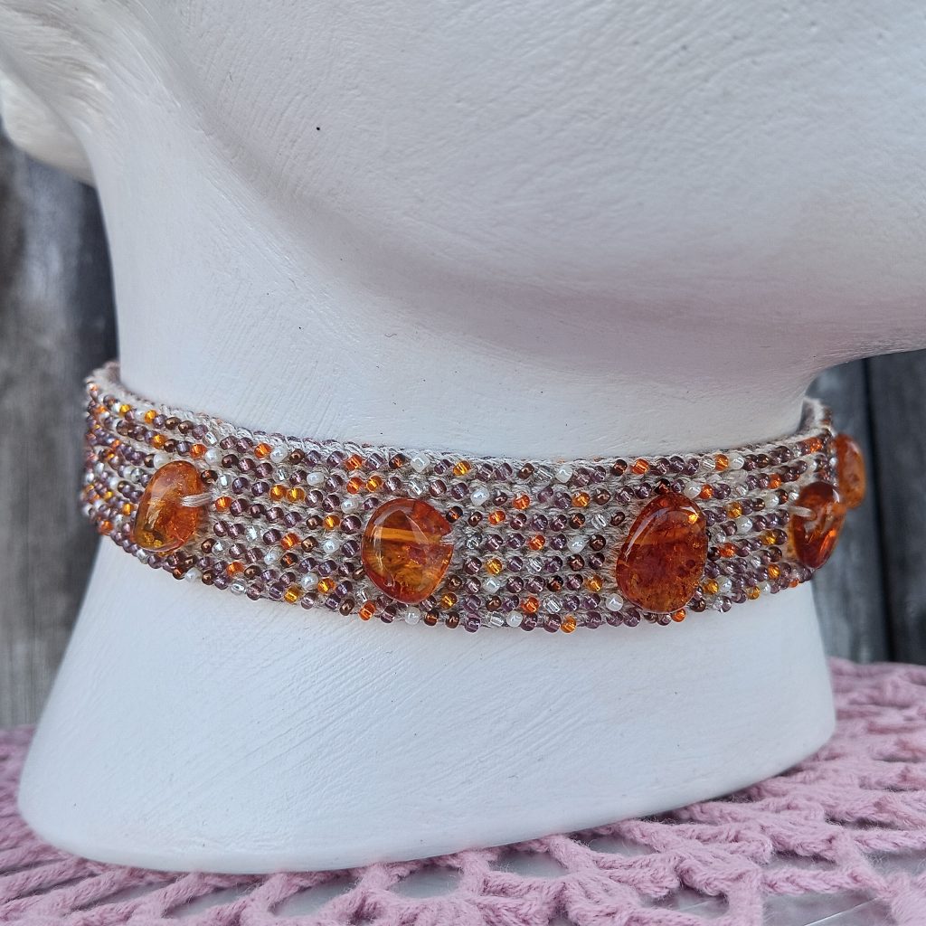 Чокер с янтарем