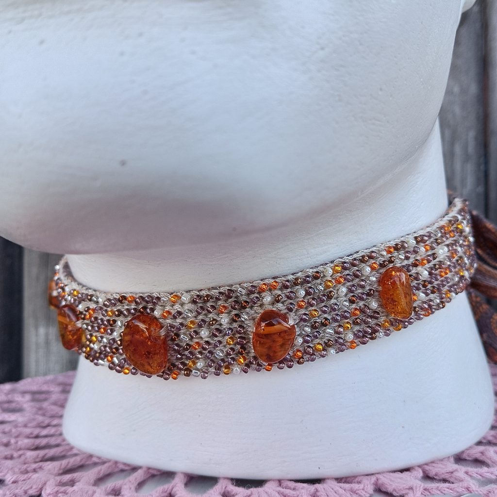 Чокер с янтарем