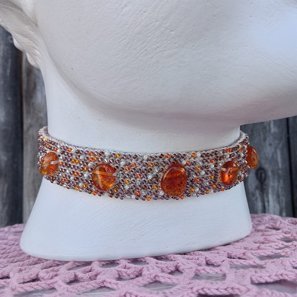 Чокер с янтарем