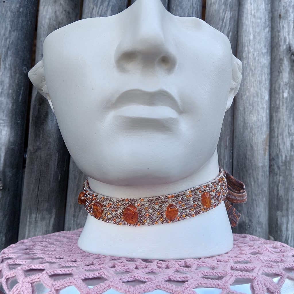 Чокер с янтарем