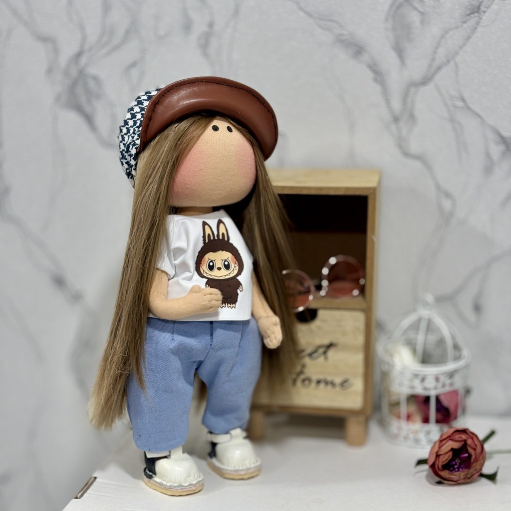 Текстильная кукла в майке Лабуба оригинальная тряпичная кукла