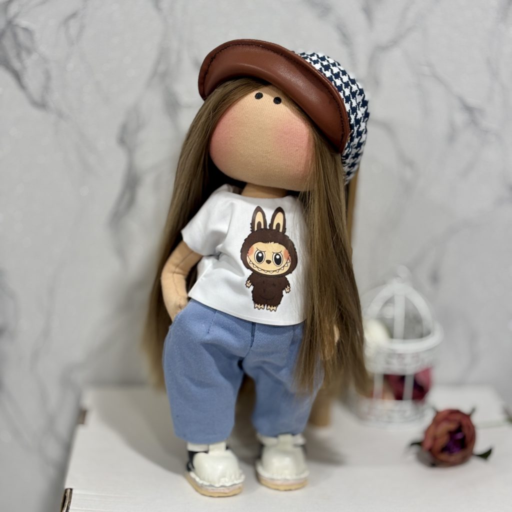 Текстильная кукла в майке Лабуба оригинальная тряпичная кукла