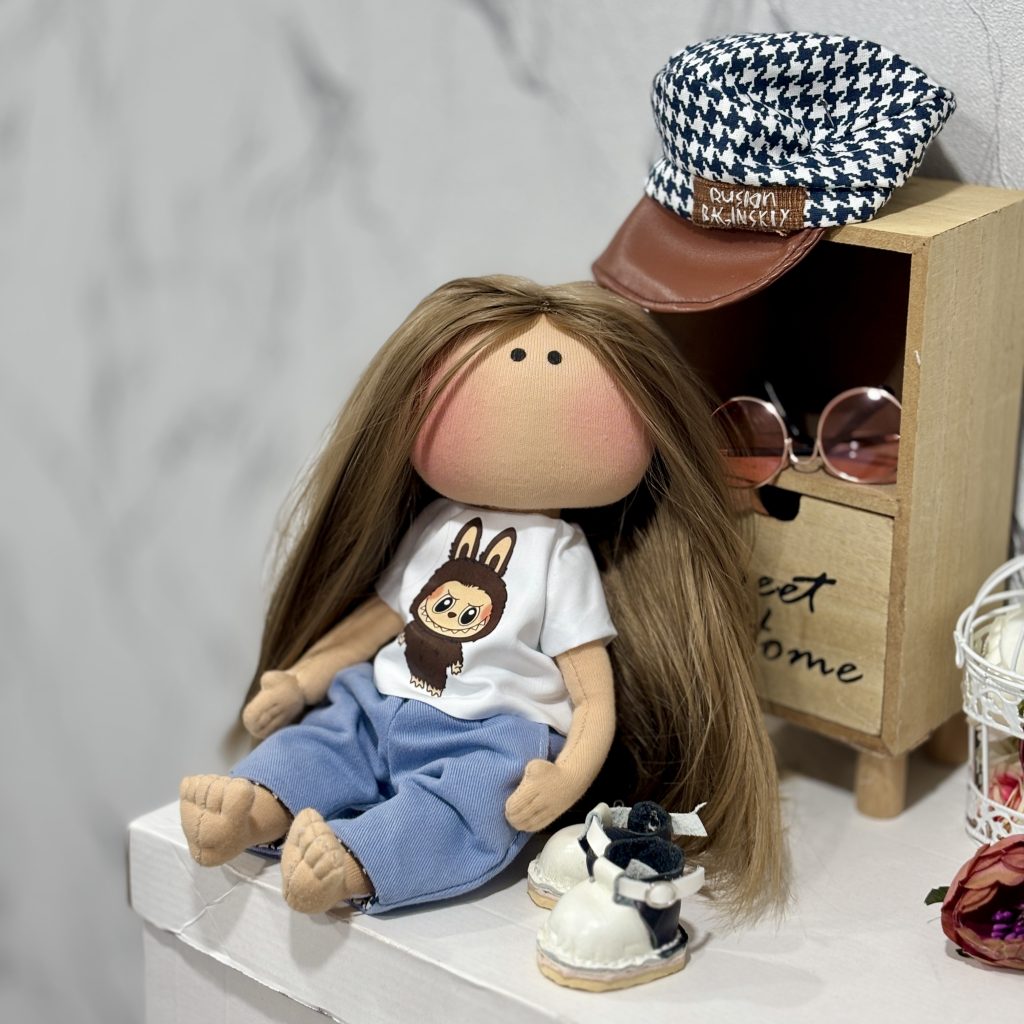 Текстильная кукла в майке Лабуба оригинальная тряпичная кукла