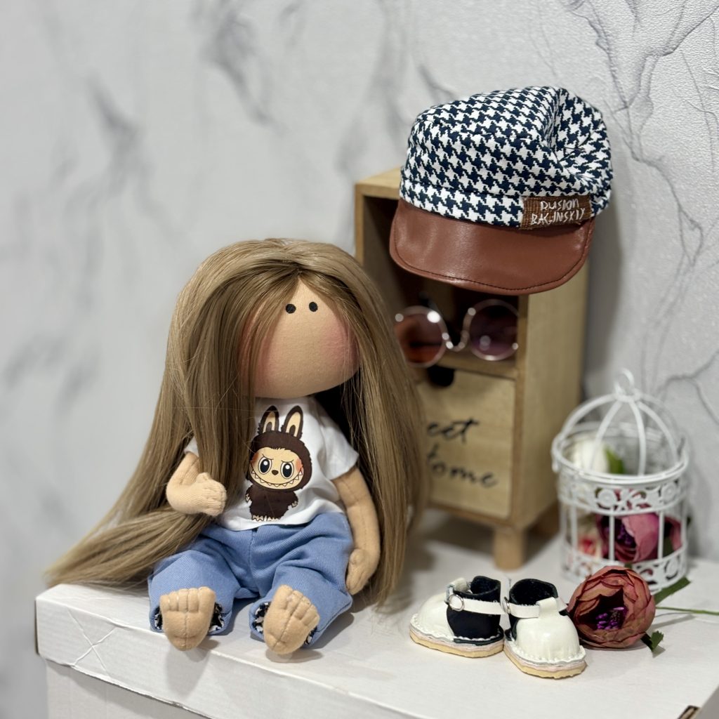 Текстильная кукла в майке Лабуба оригинальная тряпичная кукла