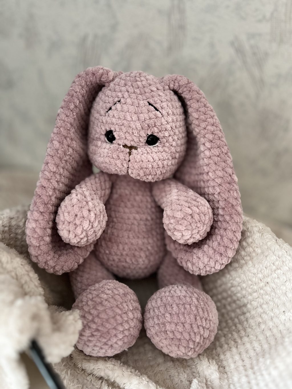 Вязаная зайка — длинные ушки