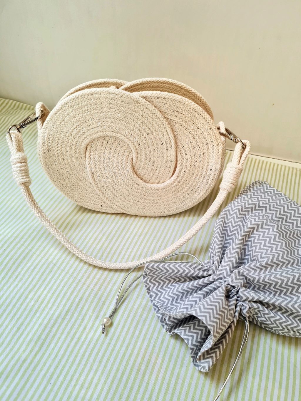 Сумка круглая через плечо из хлопкового шнура в форме, белая с пайетками