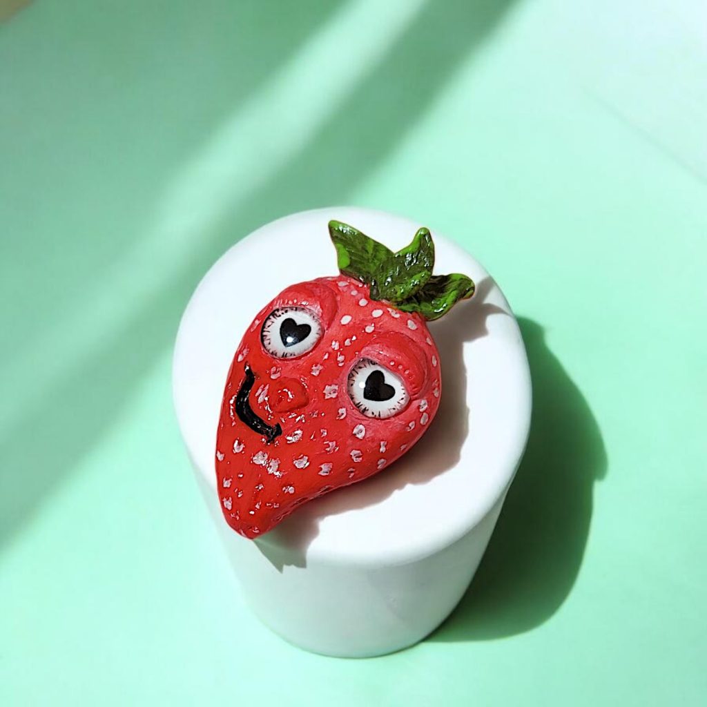 Брошь клубничка