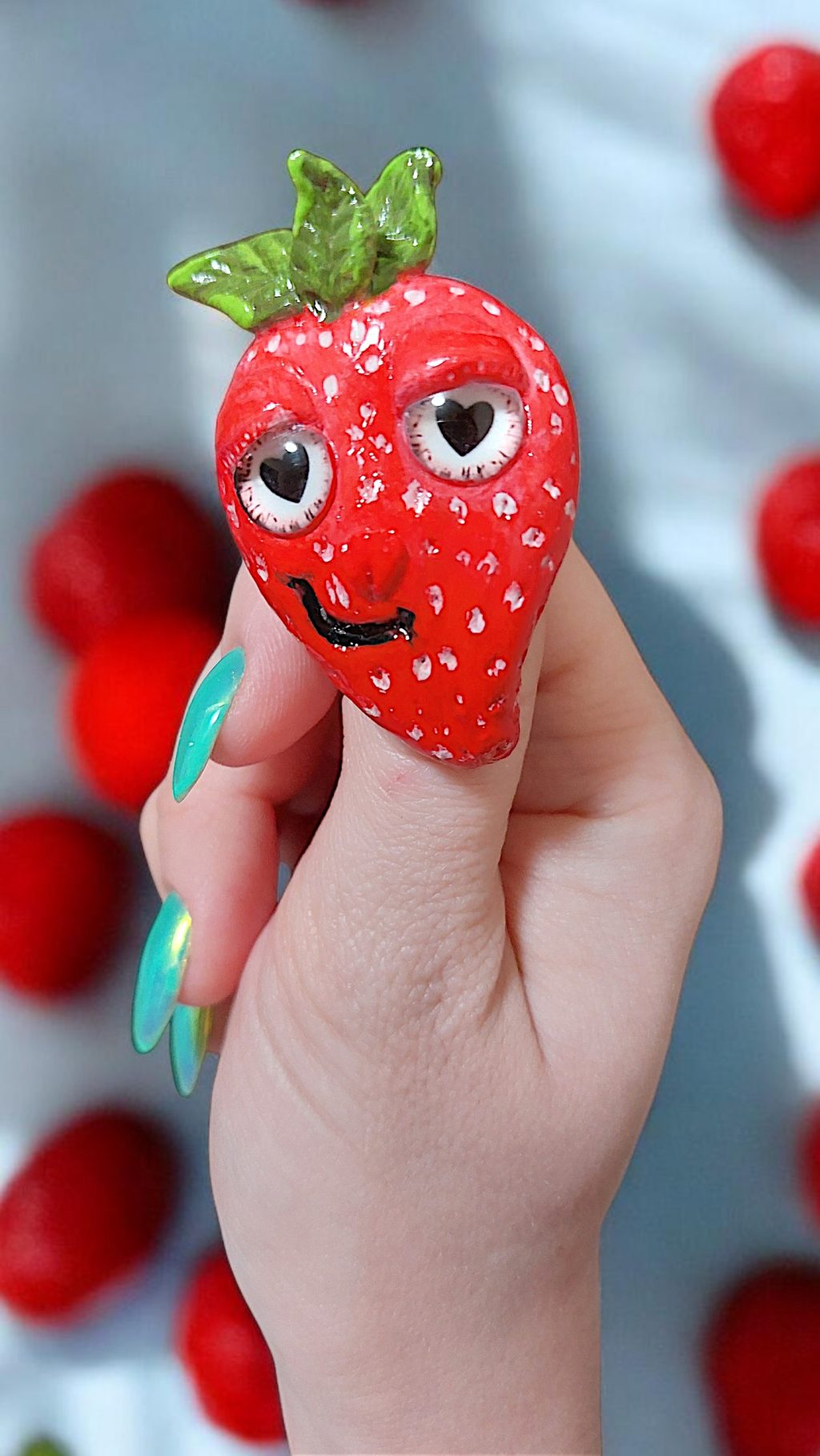 Брошь клубничка