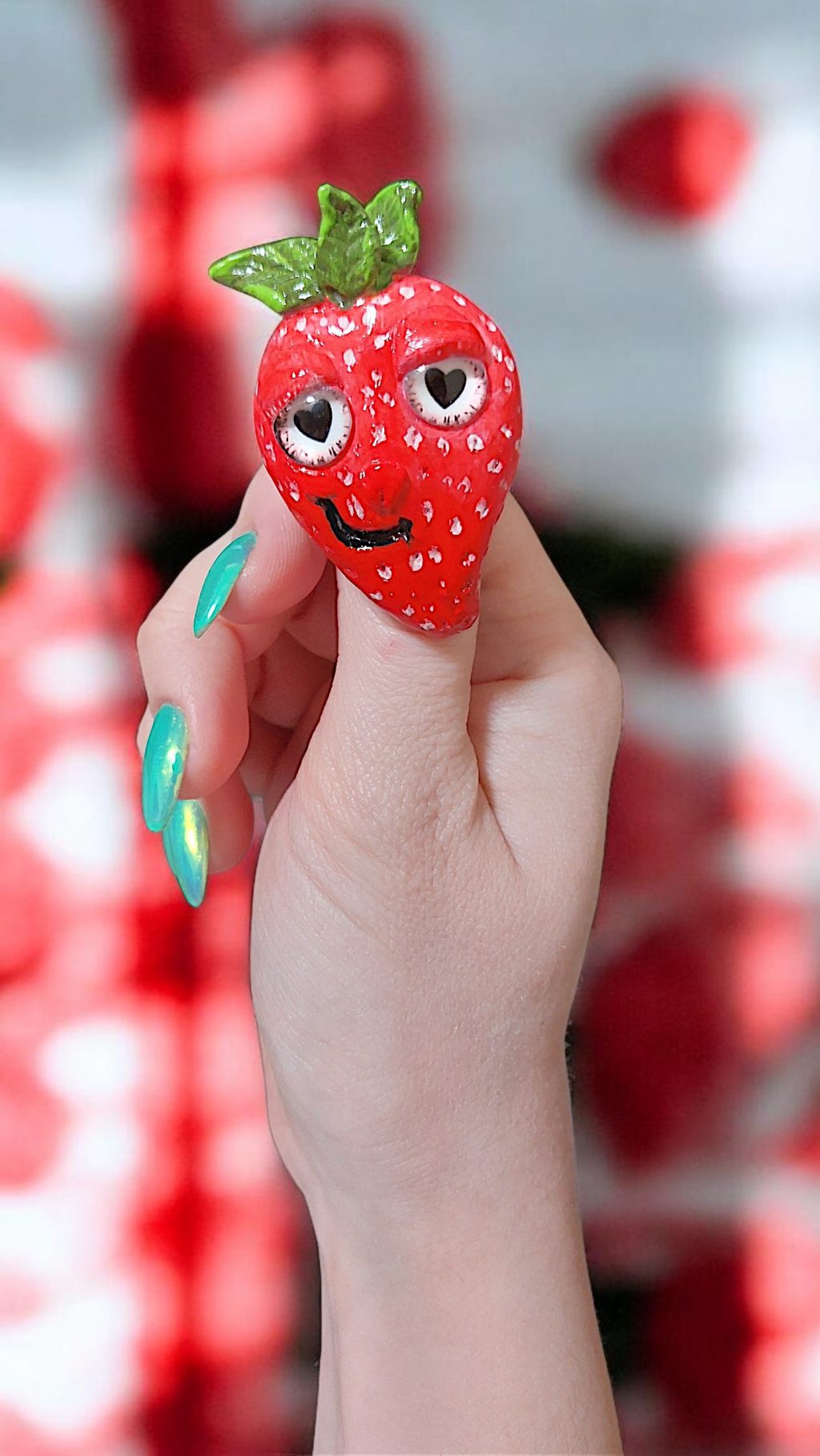 Брошь клубничка