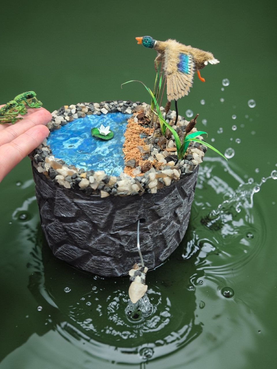 Механический минипрудик с селезнем и двумя лягушками