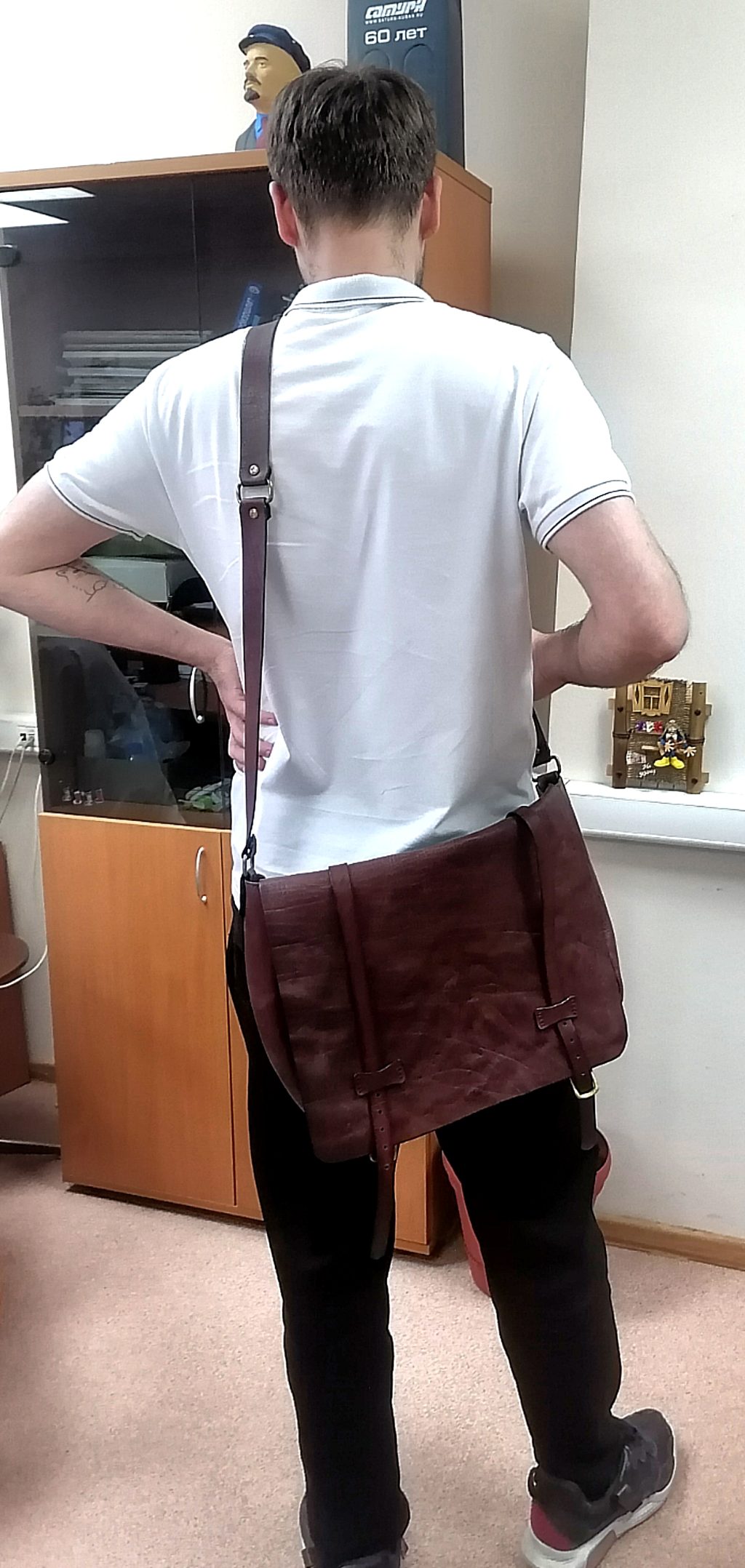 Сумка-мессенджер из «стиранной кожи»