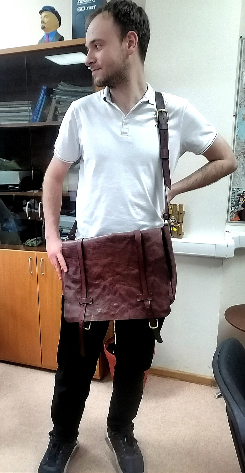 Сумка-мессенджер из «стиранной кожи»