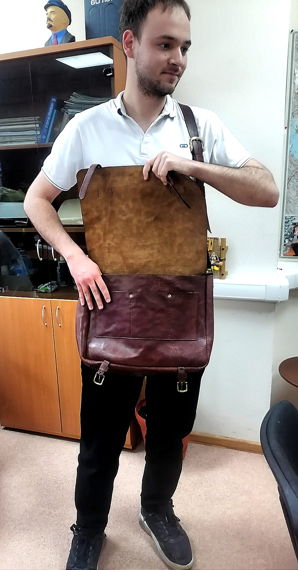 Сумка-мессенджер из «стиранной кожи»